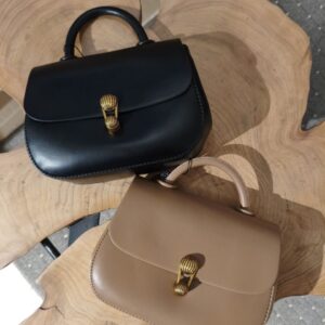 Сумочка с «ретро» застежкой