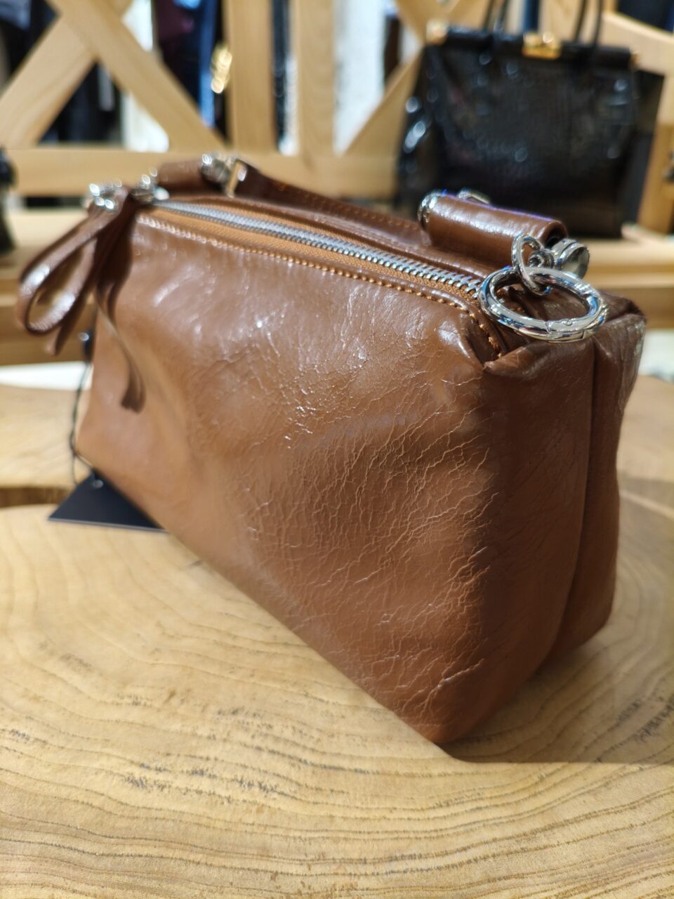 Мини-сумочка на ремне коричневый